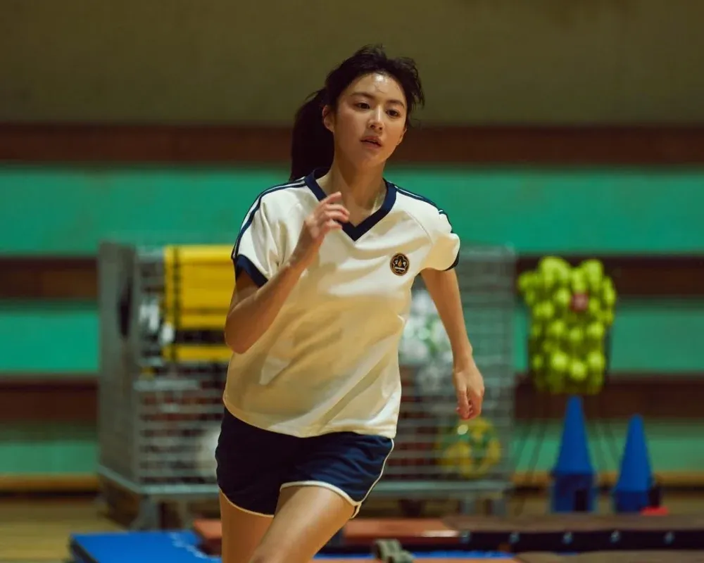 高允贞在《Moving》第一季饰演继承了父亲九龙浦的再生能力的高中生「张喜秀」