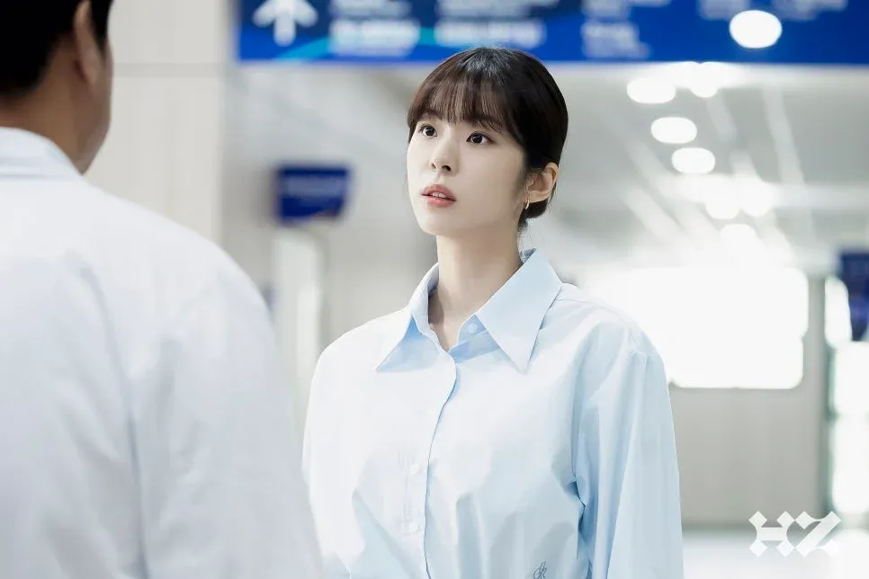 徐恩秀则饰演体育老师兼棒球部部长「尹瑞真」